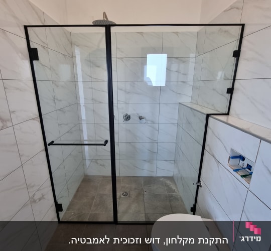 מקלחון זכוכית עם ראש מקלחת מרובע
